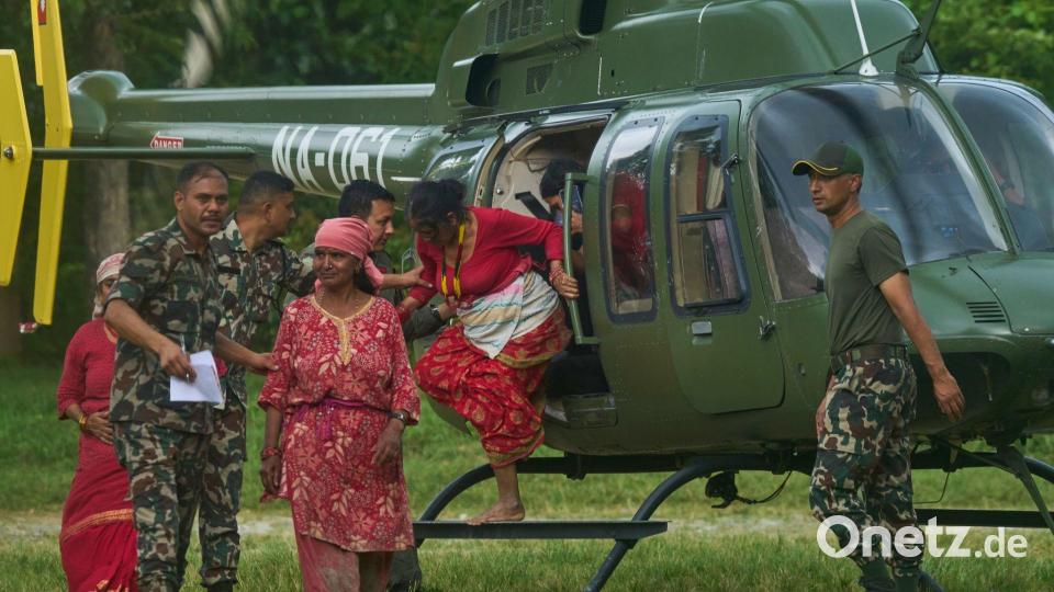 In Armeecamps starten und landen dauernd Rettungshubschrauber. Bild: Niranjan Shrestha/AP/dpa