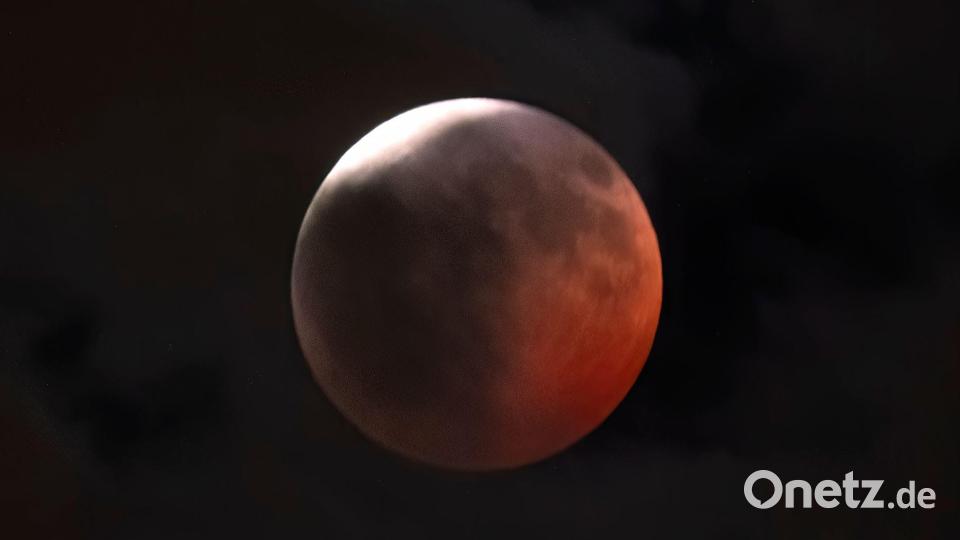 Auch in Los Angeles war die partielle Mondfinsternis zu sehen. Bild: Richard Vogel/AP/dpa