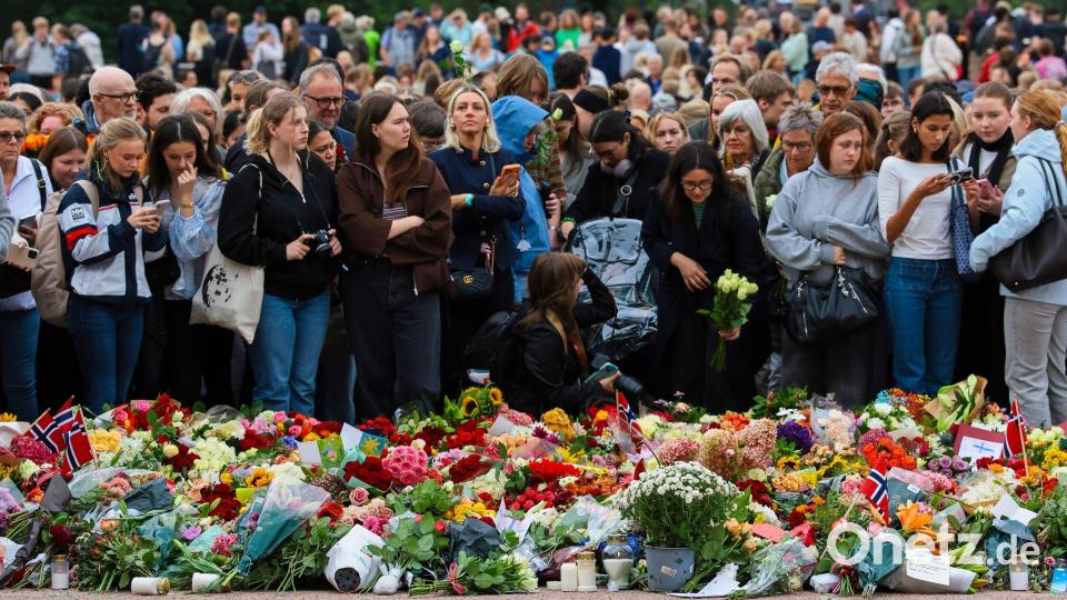 Oslo: Menschen gedenken König Harald V. nach Bekanntgabe seines Todes am Freitagmorgen Bild: Thomas Andersen/NTB/dpa