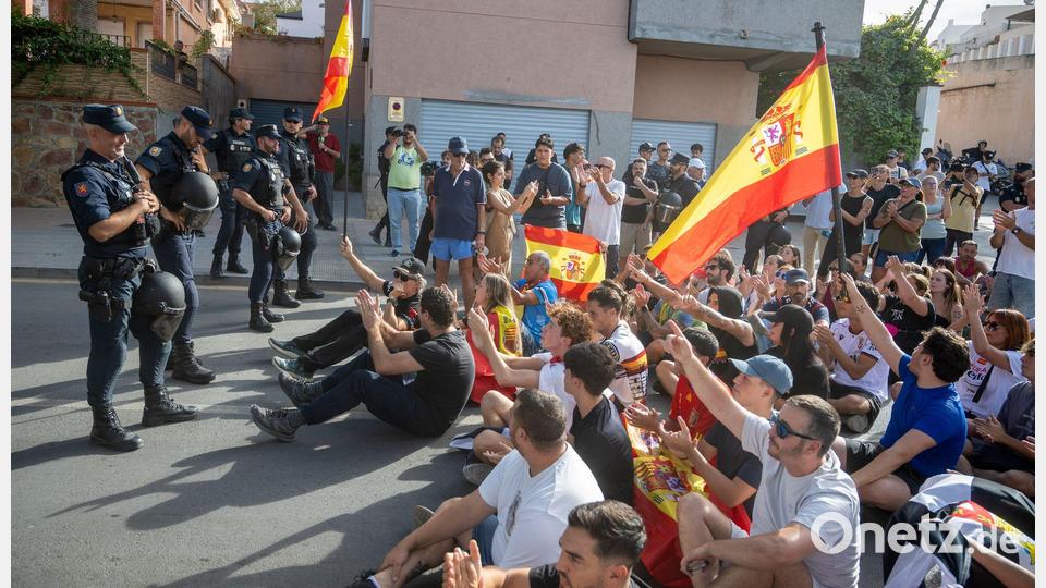 Die Lage in Spaniens Nordafrika-Exklave Ceuta ist zunehmend angespannt. Einheimische fordern die gewaltsame Rückführung von Migranten nach Marokko. Bild: Marcos Moreno/EUROPA PRESS/dpa