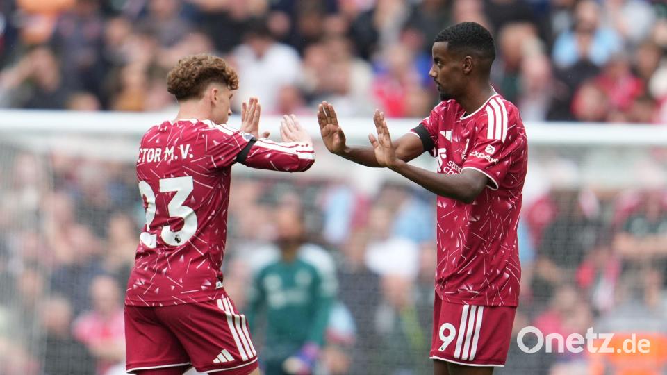 Alexander Isak (r) von Liverpool feiert gemeinsam mit Victor Munoz sein Tor zum 1:1. Bild: Jon Super/AP/dpa