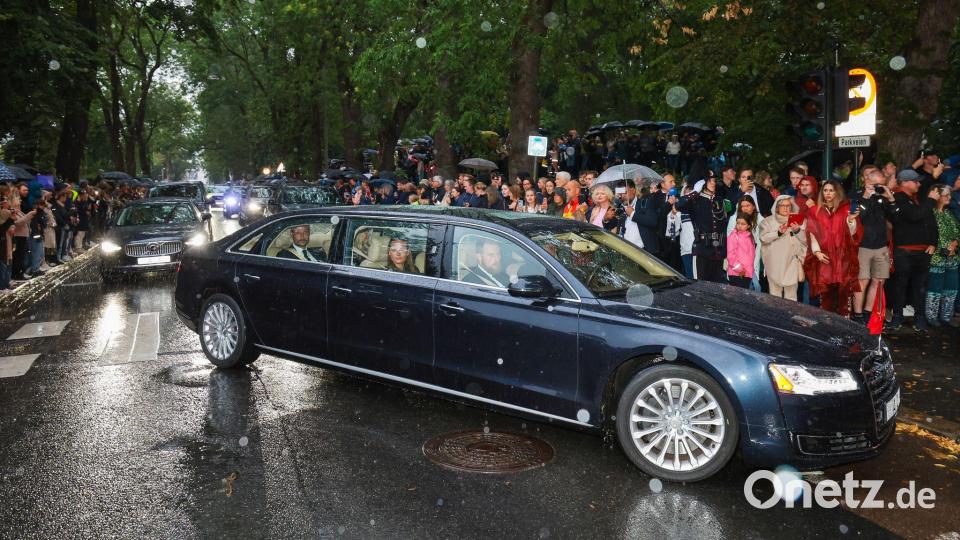 Norwegens König Haakon, Königin Mette-Marit und Kronprinzessin Ingrid Alexandra begleiten den Sarg mit König Harald V. in einem Trauerzug von der Kapelle des Nationalkrankenhauses durch Oslo zum Königspalast. Bild: Thomas Andersen/NTB/dpa