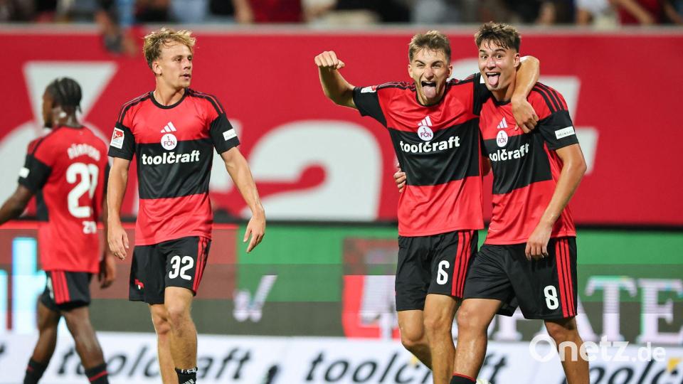 Die Nürnberger hatten bei ihrem Flutlichtspiel beste Laune. Bild: Daniel Karmann/dpa