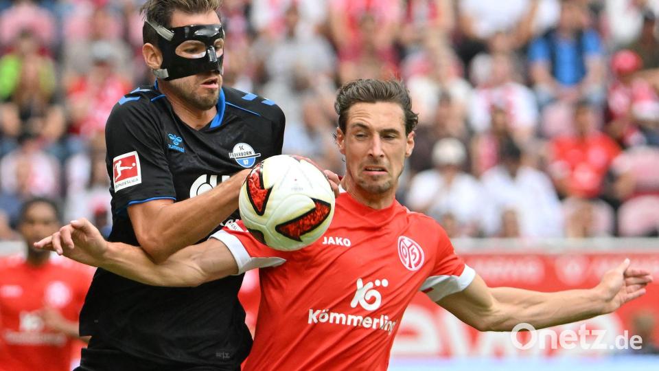Paderborns Pieringer und Kohr von Mainz 05 lieferten sich ein umkämpftes Duell. Bild: Torsten Silz/dpa
