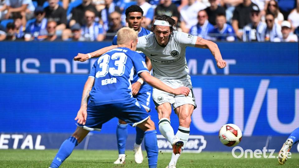 Ausgepfiffen, aber treffsicher: Wolfsburgs Fabian Reese (r). Bild: Uli Deck/dpa