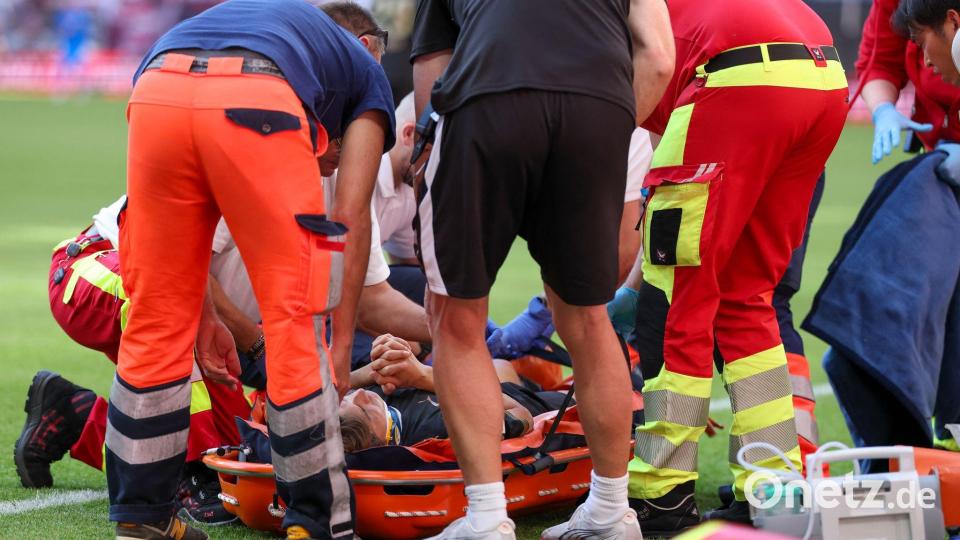 Daiki Hashioka (Bor. Mönchengladbach) musste nach einem Zusammenstoß ins Krankenhaus gebracht werden. Bild: Jan Woitas/dpa