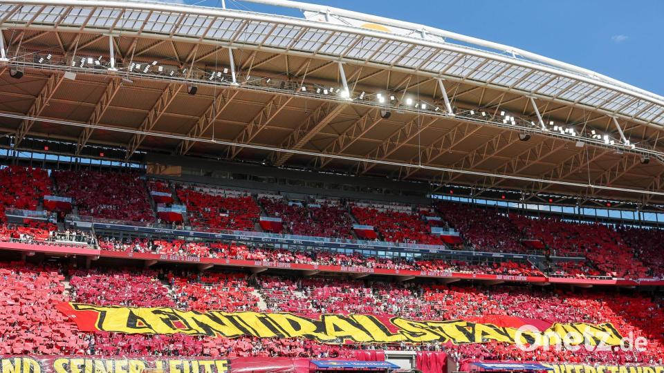 In Leipzig wurden 70 Jahre Zentralstadion mit einer Choreographie gefeiert. Bild: Jan Woitas/dpa