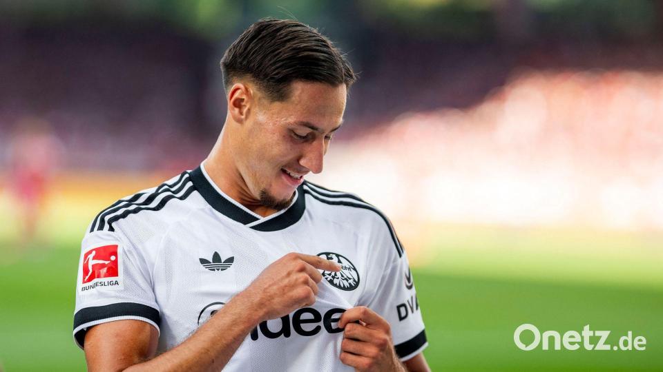 Drei Tore zum Saisonauftakt: Younes Ebnoutalib ist der Eintracht-Mann des Spiels. Bild: Julius Frick/dpa