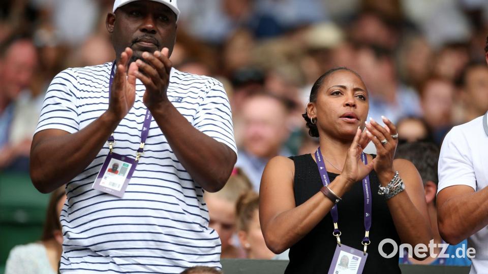 Die Eltern von Coco Gauff, Candi (r) und Corey, begleiten ihre Tochter. (Archivbild) Bild: Steven Paston/PA Wire/dpa