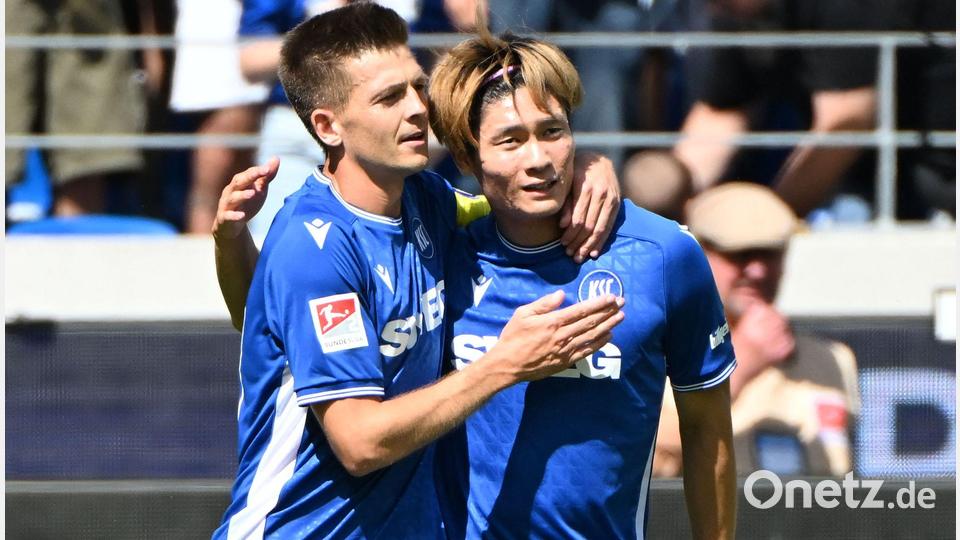 Karlsruher Torschützen unter sich: Kapitän Marvin Wanitzek (l) und Shio Fukuda. Bild: Uli Deck/dpa