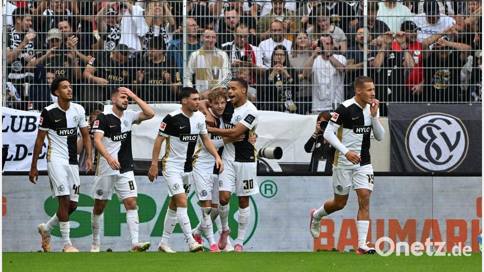 Umjubelter Start der SV Elversberg im Oberhaus gegen Leverkusen. Bild: Harald Tittel/dpa