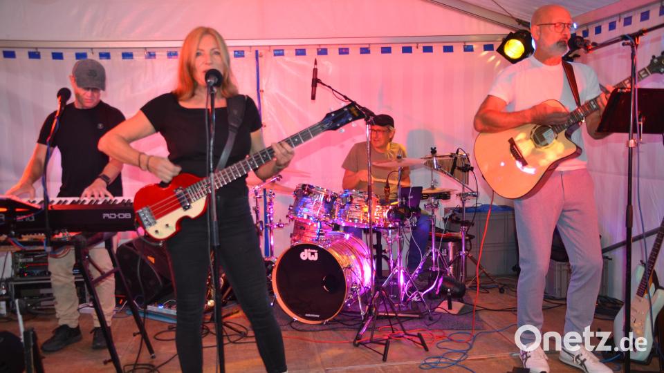 Die Band Farmers Five &amp; Friends um Frontfrau Silvia sorgte mit Rock- und Pop-Hit für den passenden Auftakt des 34. Oldtimertreffens. Bild: Arnold Koch