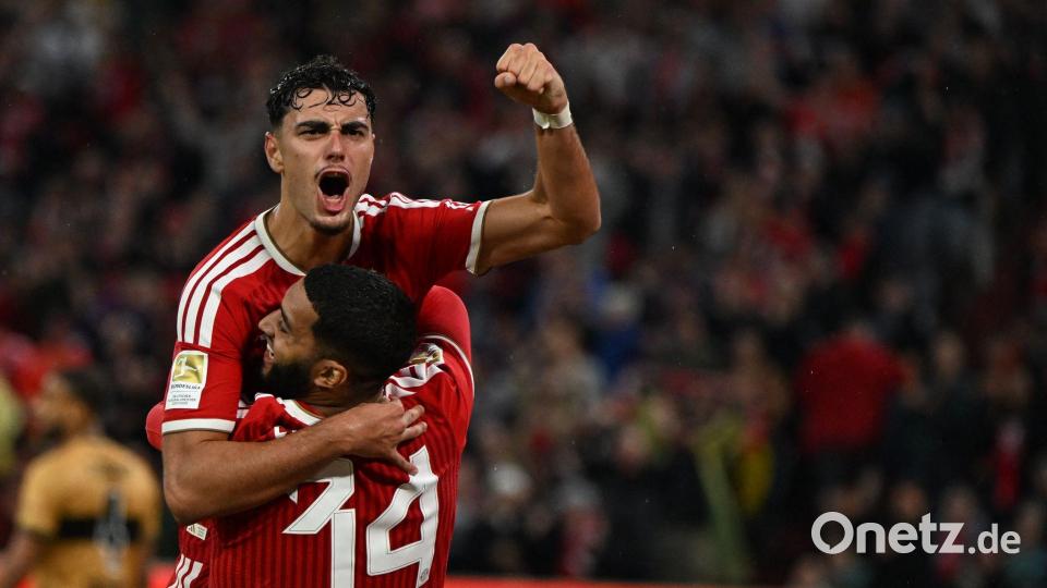 Gleich wieder obenauf - die Bayern, hier mit 4:1-Schütze Aleksandar Pavlovic und Vorbereiter Ismael Saibari (Nr. 34). Bild: Sven Hoppe/dpa