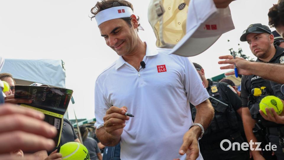 Der Schweizer Roger Federer gibt vor seiner Aufnahme in die International Tennis Hall of Fame Autogramme. Bild: Reba Saldanha/AP/dpa