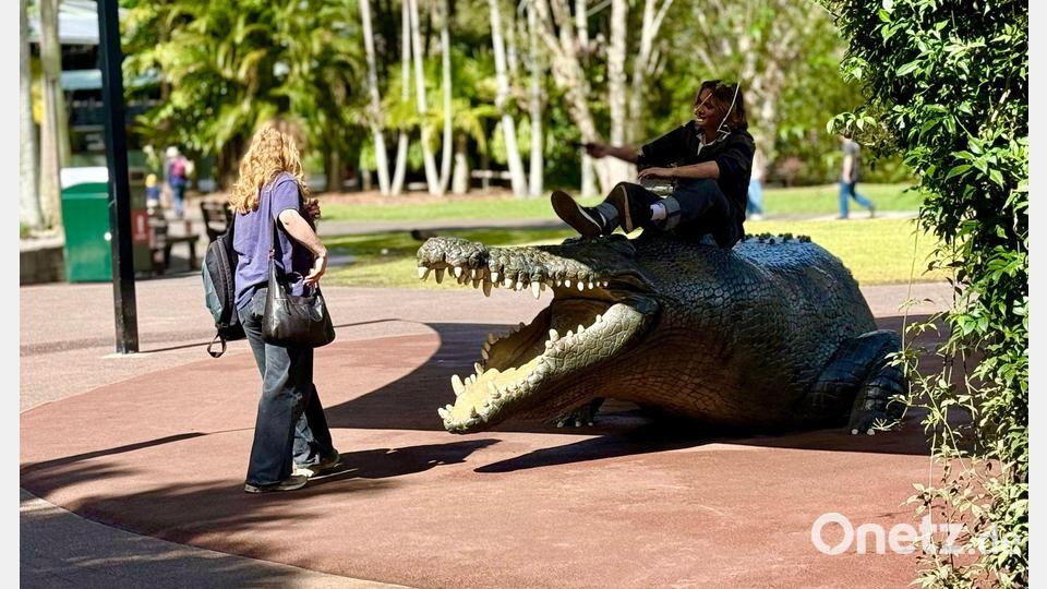 Touristen stellen im Australia Zoo gerne Szenen der waghalsigen Aktionen von Steve Irwin nach. Bild: Carola Frentzen/dpa