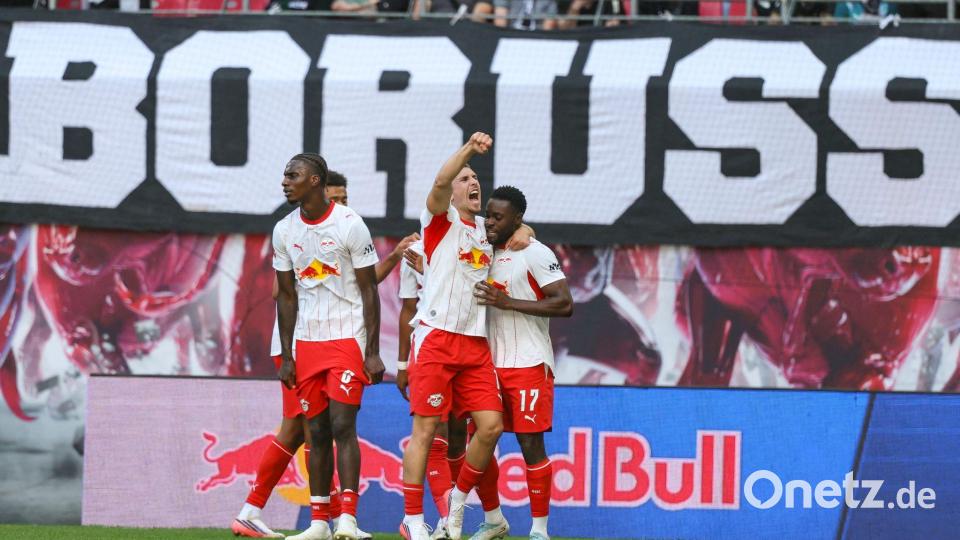 Ridle Baku (r-l, RB Leipzig) jubelt über seinen 1:0-Führungstreffer mit Brajan Gruda und Ezechiel Banzuzi. Bild: Jan Woitas/dpa