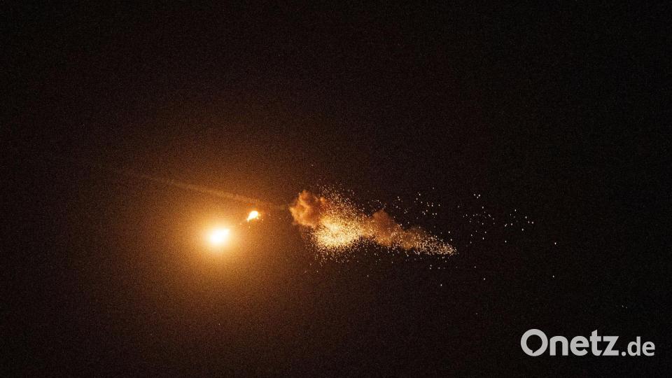 Russland greift die Ukraine immer wieder mit Drohnen und Raketen an. (Archivbild) Bild: Evgeniy Maloletka/AP/dpa
