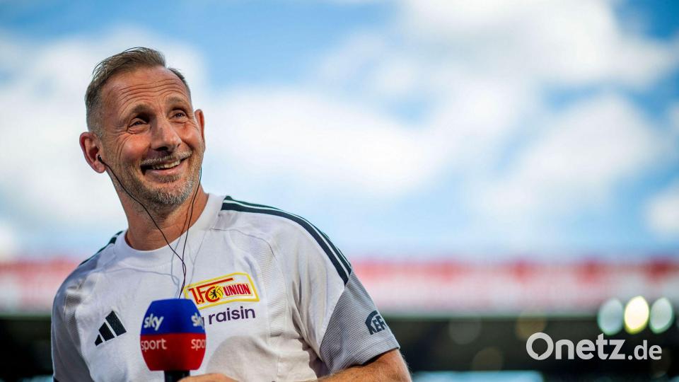 Vor Anpfiff gute Laune: Union Berlins Trainer Mauro Lustrinelli. Bild: Julius Frick/dpa