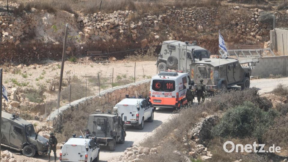 Israelische Soldaten und Krankenwagen am Ort eines neuen Angriffs israelischer Siedler in einem palästinensischen Dorf. Bild: Majdi Mohammed/AP/dpa