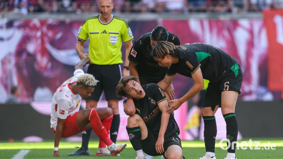 Für Daiki Hashioka (Bor. Mönchengladbach) endete das Spiel gegen Leipzig vorzeitig. Bild: Jan Woitas/dpa