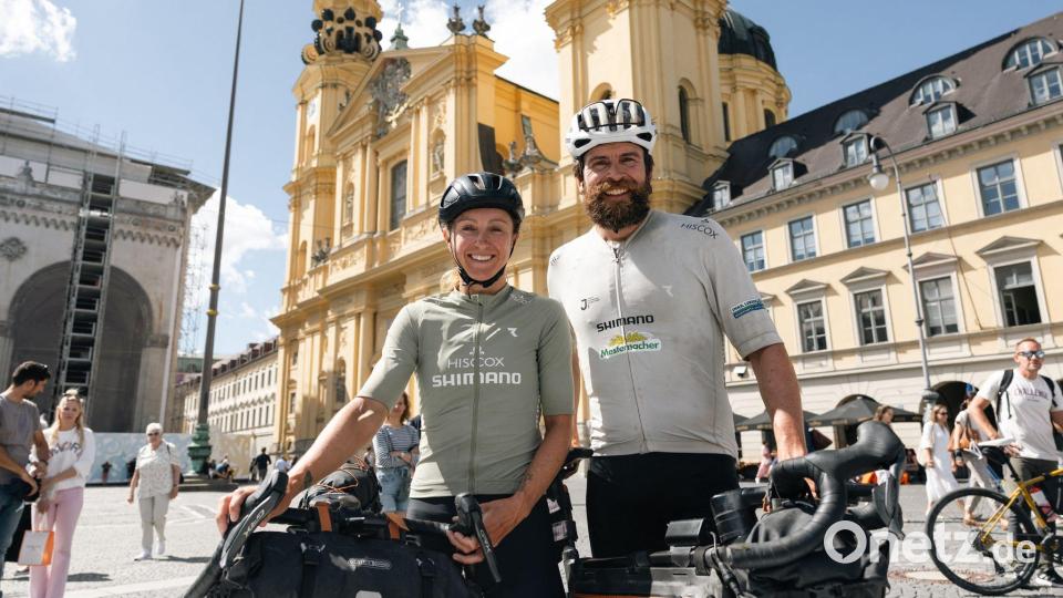 Die Extremsportler Jonas Deichmann und Josefine Rutkowski sind mit ihren Rädern 24.000 Kilometer durch Europa gefahren. Bild: Andreas Zitt/dpa