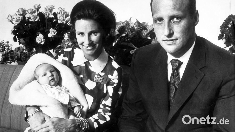 1973 kam der Sohn des Paars zur Welt, der jetzige König Haakon VIII. (Archivbild) Bild: Uncredited/AP/dpa