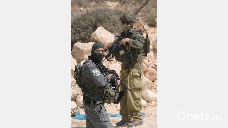 Israelische Sicherheitskräfte am Ort eines Angriffs israelischer Siedler auf Palästinenser im Westjordanland. Bild: Majdi Mohammed/AP/dpa