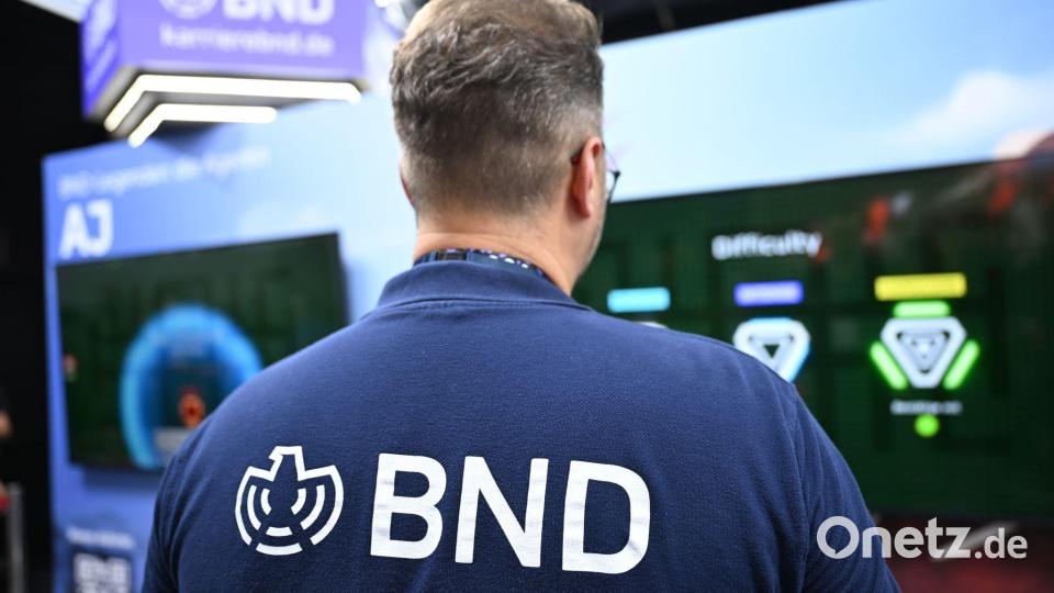 Wer dachte, Spione arbeiteten nur im Verborgenen, der wird bei der Gamescom eines Besseren belehrt: ein BND-Mitarbeiter am Messestand. Bild: Wolf von Dewitz/dpa