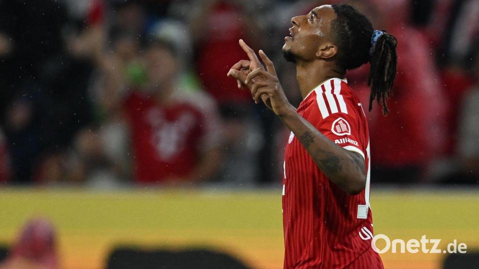 Michael Olise, hier beim Torjubel nach seinem 2:1, präsentierte sich zum Bundesliga-Start gleich wieder in Galaform. Bild: Sven Hoppe/dpa