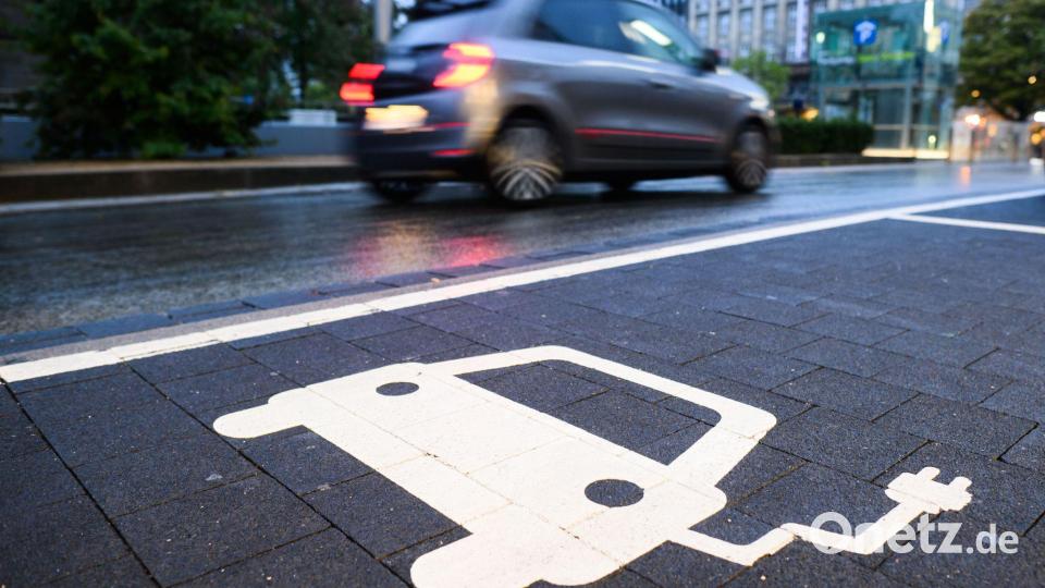 Nicht nur E-Autos müssen geladen werden - sondern auch Plug-in-Hybride. (Symbolbild) Bild: Julian Stratenschulte/dpa