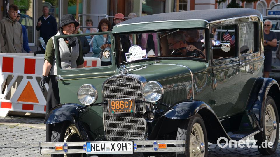 Der Ford Model A von 1931 gehörte zu den ältesten Automobilen der Veranstaltung – stilecht ergänzt durch eine zeitgemäß gekleidete Beifahrerin. Bild: Arnold Koch