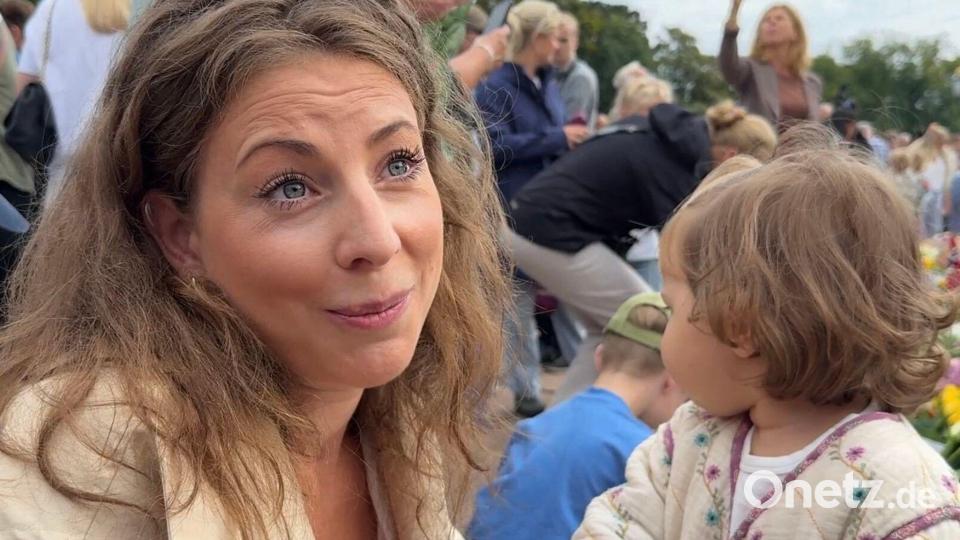 Ingeborg Skomedal Torvanger wollte mit ihrer Tochter Lara in diesen historischen Tagen gemeinsam mit anderen Norwegern trauern. Bild: Julia Wäschenbach/dpa