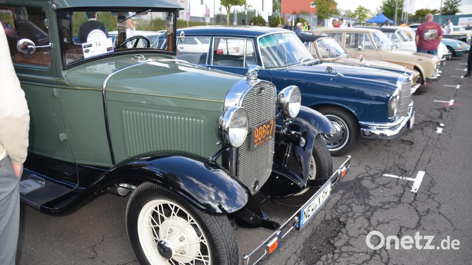 Stolz präsentierten die Besitzer ihre liebevoll gepflegten Oldtimer dem Publikum. Bild: Arnold Koch