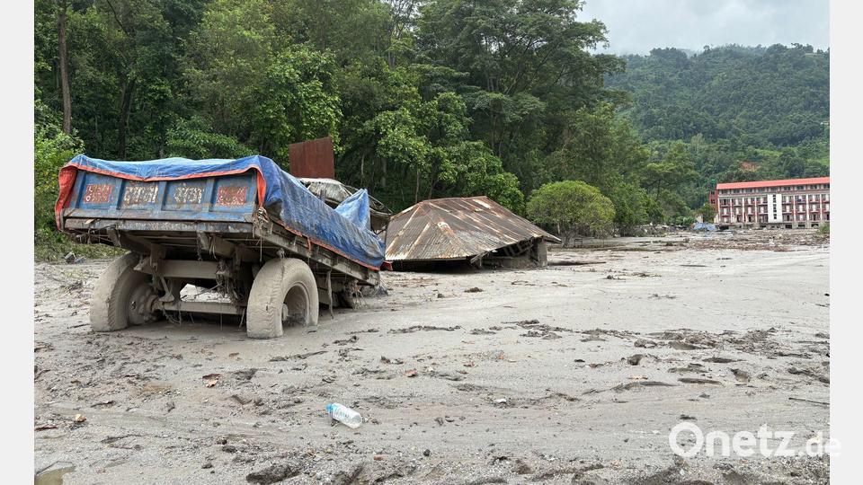 Der Schlamm hat Verkehrswege unter sich begraben. Bild: Dirk Godder/dpa