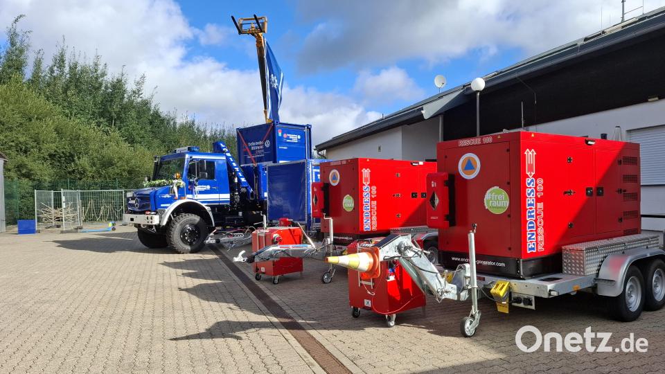 Mit dem neuen Fuhrpark erweitert der Ortsverband gezielt die Leistungsfähigkeit seiner Fachgruppe Logistik-Materialwirtschaft. Im Rahmen der Feierstunde wurden auch zwei 100-kVA-Stromaggregate übergeben. Bild: Michael Meier