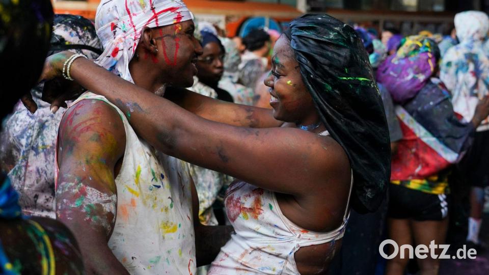 Ein Paar tanzt beim Notting Hill Carnival in London Bild: Alberto Pezzali/AP/dpa