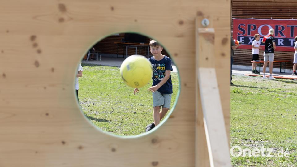 Natürlich durfte beim Jubiläumsfest eines Sportvereins auch das Torwandschießen nicht fehlen. Hier konnten die Besucher ihre Treffsicherheit unter Beweis stellen. Bild: Roland Wellenhoefer