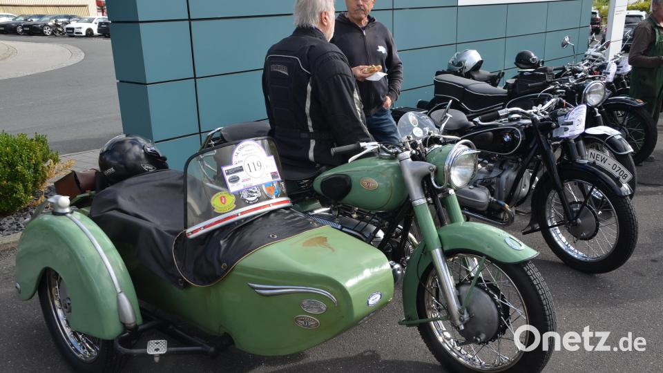 Bei strahlenden Klassikern und historischen Motorrädern kamen nicht nur Oldtimerfans auf ihre Kosten. Bild: Arnold Koch