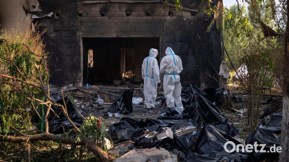 Einsatzkräfte suchen auch noch nach Vermissten infolge des russischen Angriffs auf ein Munitionslager. Bild: Dan Bashakov/AP/dpa
