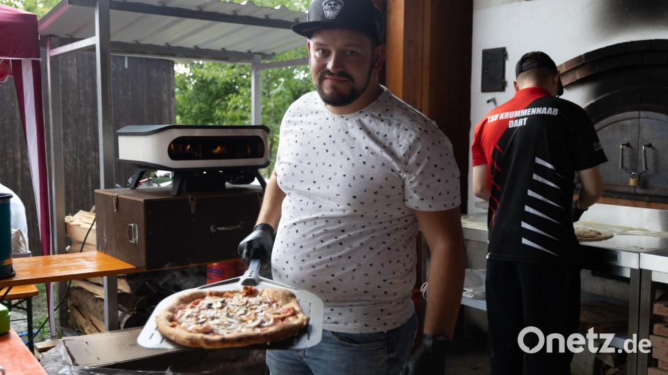 Kulinarisch war einiges geboten: Besonders die frisch gebackene Pizza aus dem Steinofen fand bei den Besuchern großen Anklang. Bild: Roland Wellenhoefer