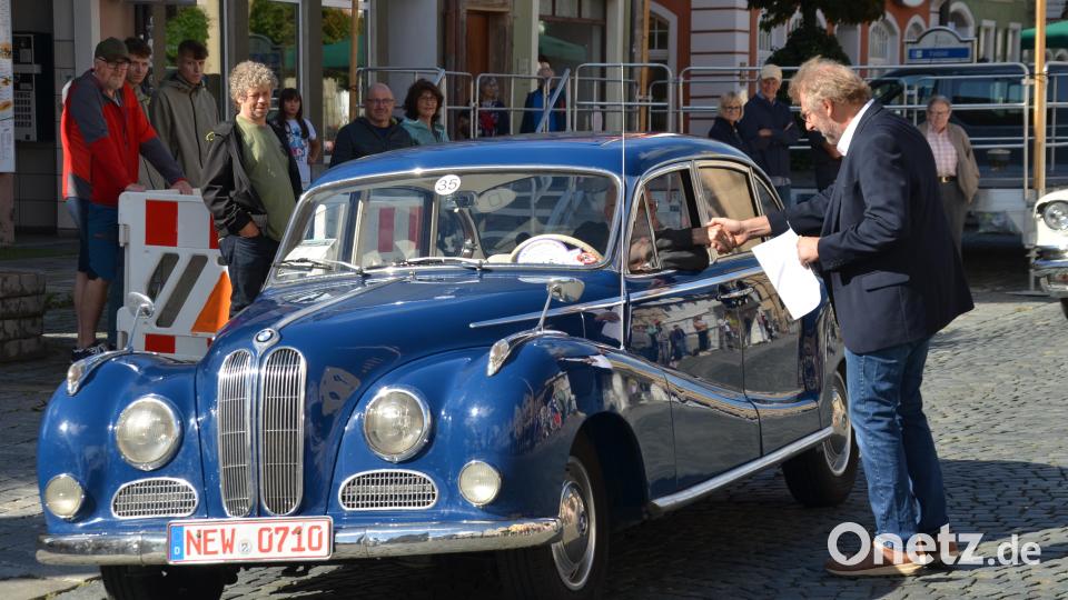 Ein BMW V8 Reihe 502 aus dem Jahr 1960 mit 120 PS – bekannt aus der Fernsehserie „Isar 12“ – war ein besonderer Blickfang. Bild: Arnold Koch