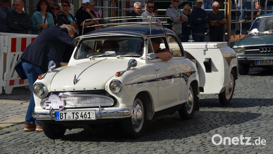 Ein Lloyd Alexander TF von 1961 mit Anhänger zeigte, dass auch kleine Klassiker große Aufmerksamkeit auf sich ziehen können. Bild: Arnold Koch