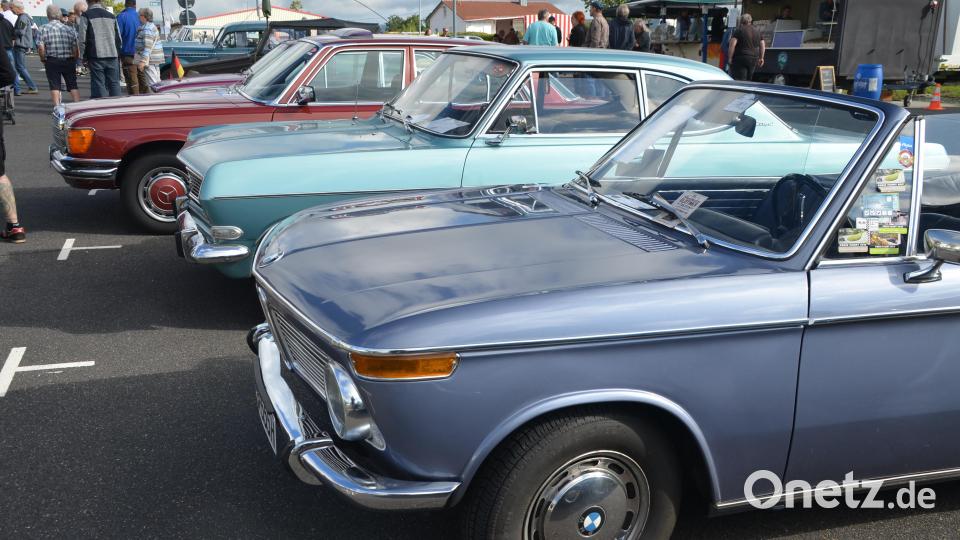 Zahlreiche historische Automobile und Motorräder begeisterten die Besucher beim großen Oldtimertreffen. Bild: Arnold Koch