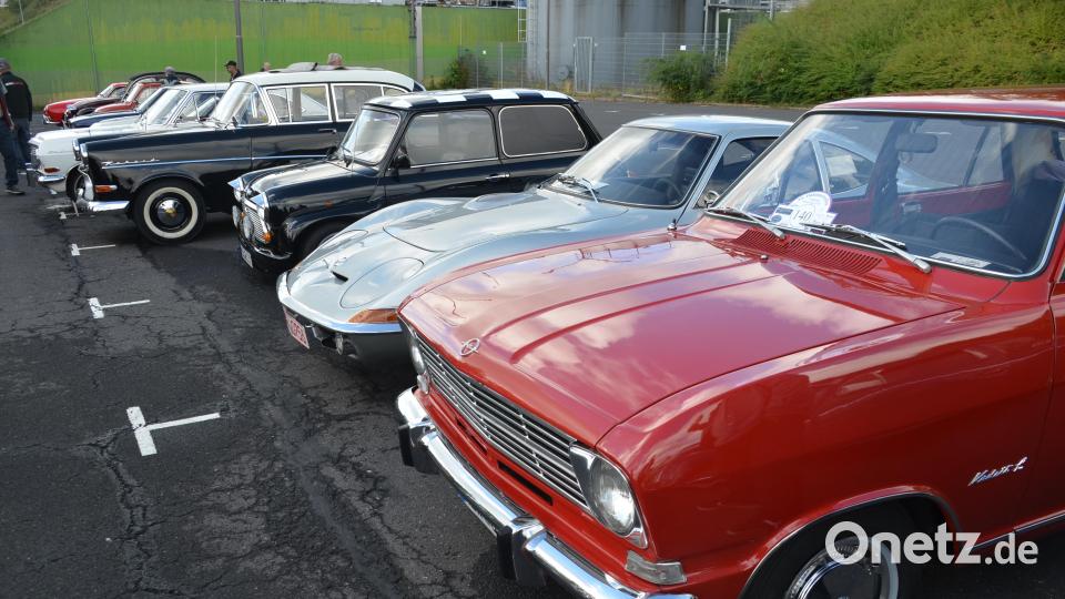 Mehr als 100 Jahre Fahrzeugbau waren bei der Oldtimerschau vertreten. Bild: Arnold Koch