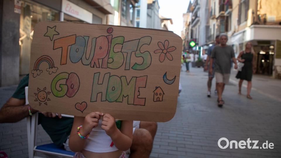 Auch wenn Einheimische „Tourist go home“ schilder hochhalten, haben sie nichts gegen Urlauber an sich, sondern demonstrieren gegen die Folgen des Massentourismus für ihr alltägliches Leben: knapper und sehr teurer Wohnraum sowie die Ballung von zu vielen Menschen auf begrenztem Raum. Bild: Clara Margais/dpa