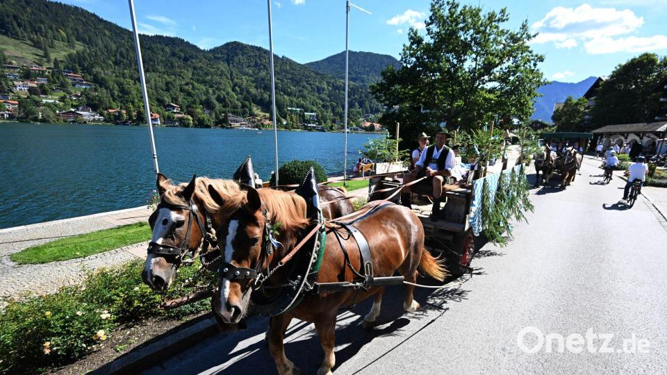 Der Festzug führte direkt am Tegernsee vorbei. Bild: Felix Hörhager/dpa