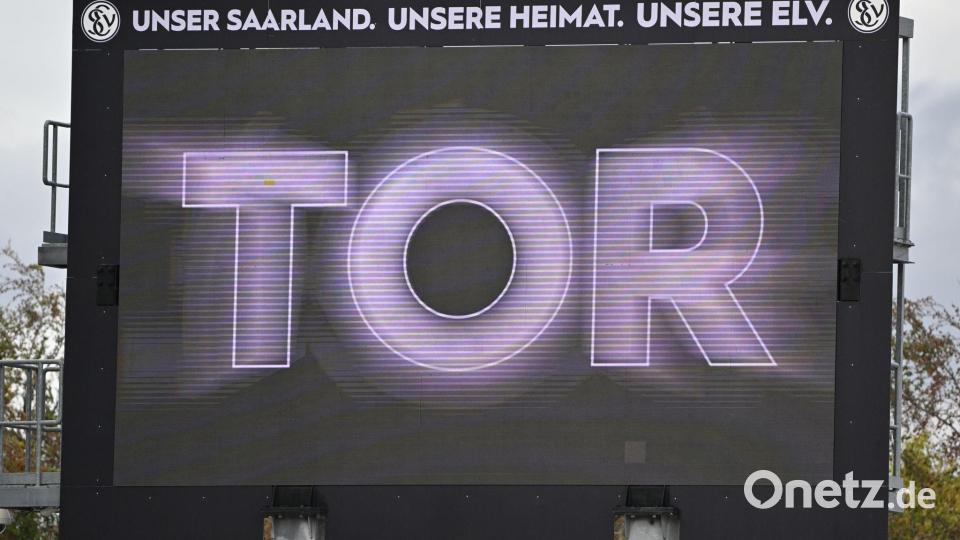 Bundesliga-Premiere in Elversberg - gleich dreimal zeigt die Anzeigetafel Tor für den Aufsteiger an. Bild: Harald Tittel/dpa