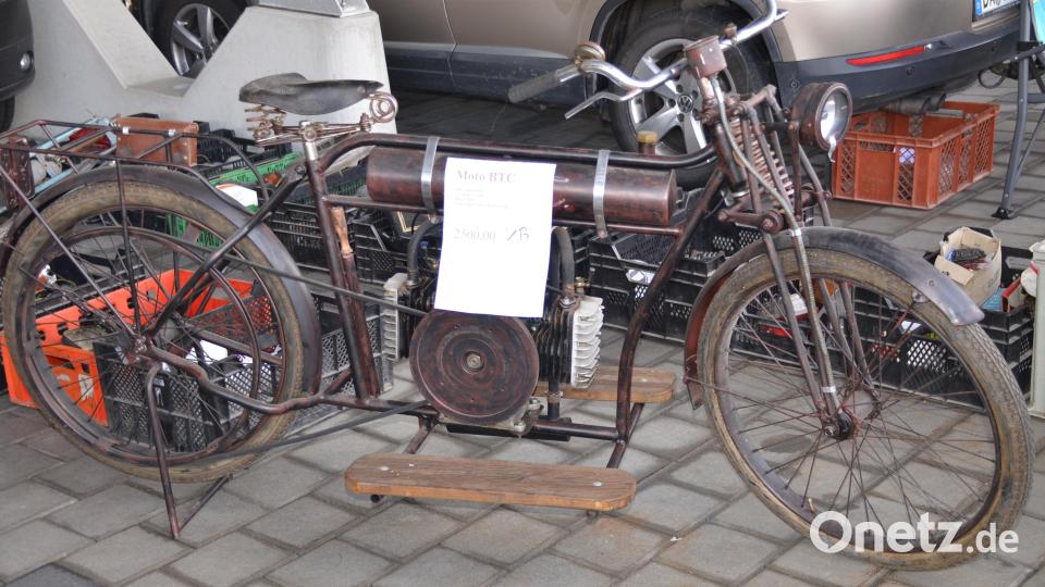 Vom kleinen Ersatzteil bis zum begehrten Sammlerstück war für Oldtimerfans einiges geboten. Bild: Arnold Koch