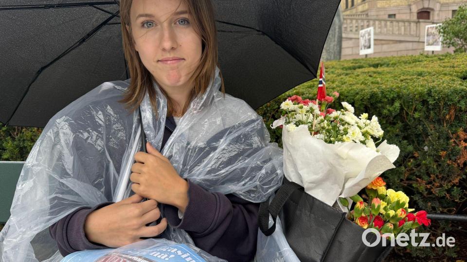 Cornelia Lillelien hat Blumen in Haralds Lieblingsfarbe ausgesucht, erzählt sie. Bild: Julia Wäschenbach/dpa