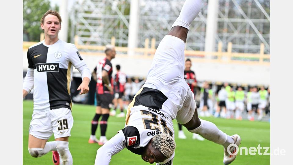 Elversberg steht Kopf: David Mokwa feiert das 3:0 gegen Leverkusen. Bild: Harald Tittel/dpa